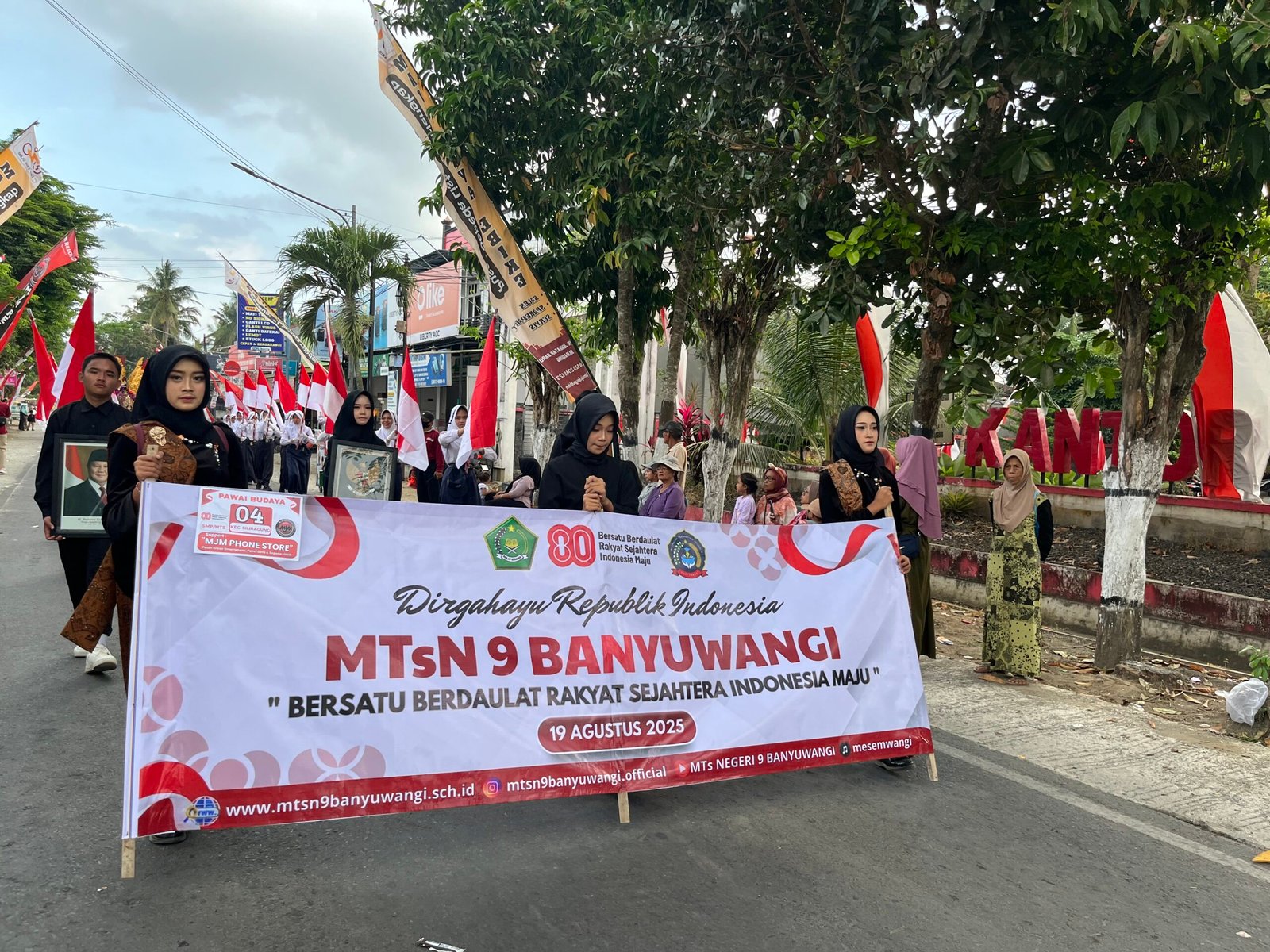 MTsN 9 Banyuwangi Tampilkan Ragam Budaya Nusantara dalam Pawai Budaya Kecamatan Siliragung