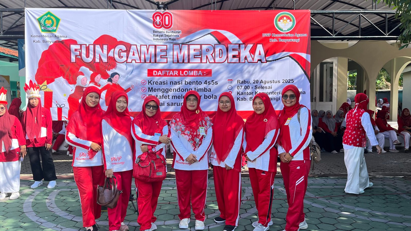 Semarak HUT RI ke-80, DWP MTsN 9 Banyuwangi Tunjukkan Kreativitas dan Kekompakan di Ajang Lomba Kemenag