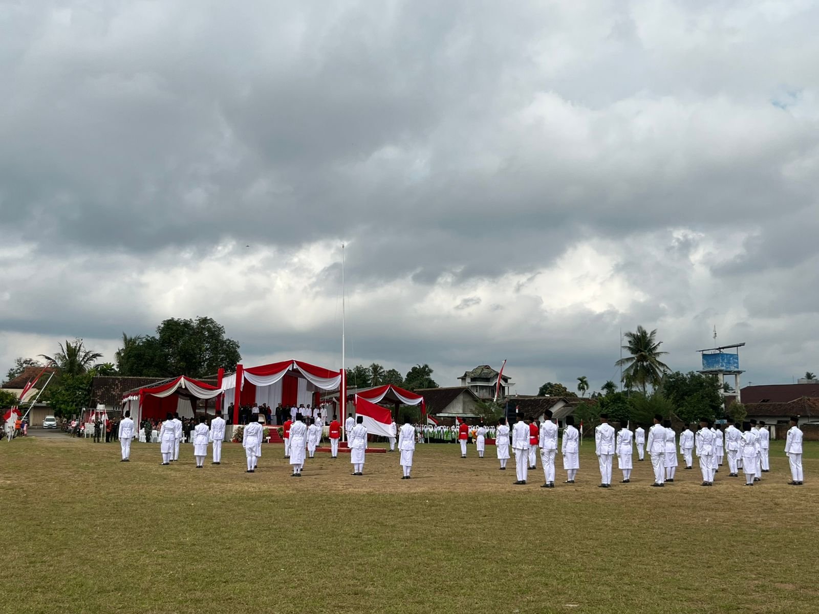 Semarak HUT RI ke-80, MTsN 9 Banyuwangi Turut Serta dalam Upacara di Lapangan Siliragung