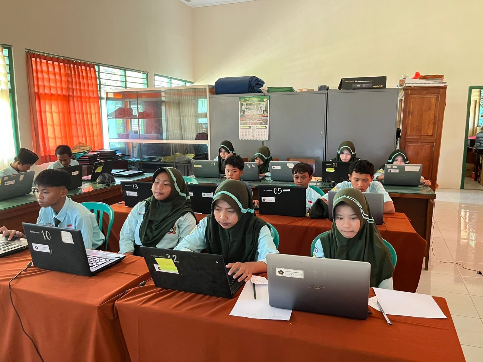 Hari Kedua ANBK MTsN 9 Banyuwangi: Uji Numerasi dan Survei Lingkungan Belajar Berjalan Lancar