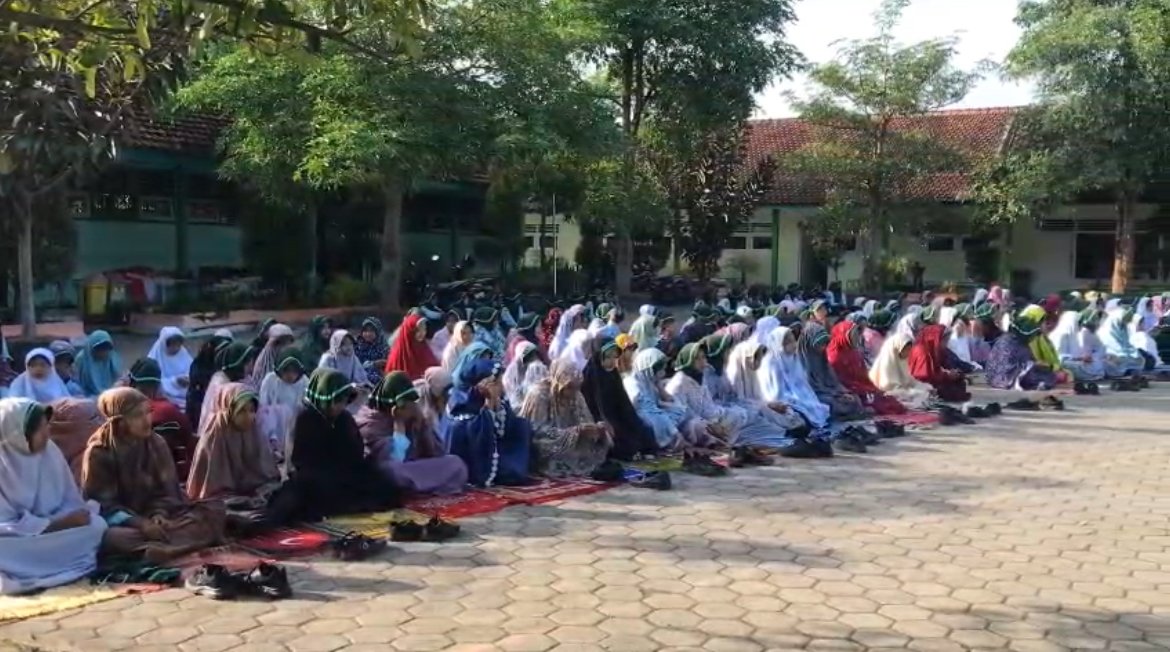 MTsN 9 Banyuwangi Gelar Kegiatan Rutin Istighosah Usai Salat Dhuha