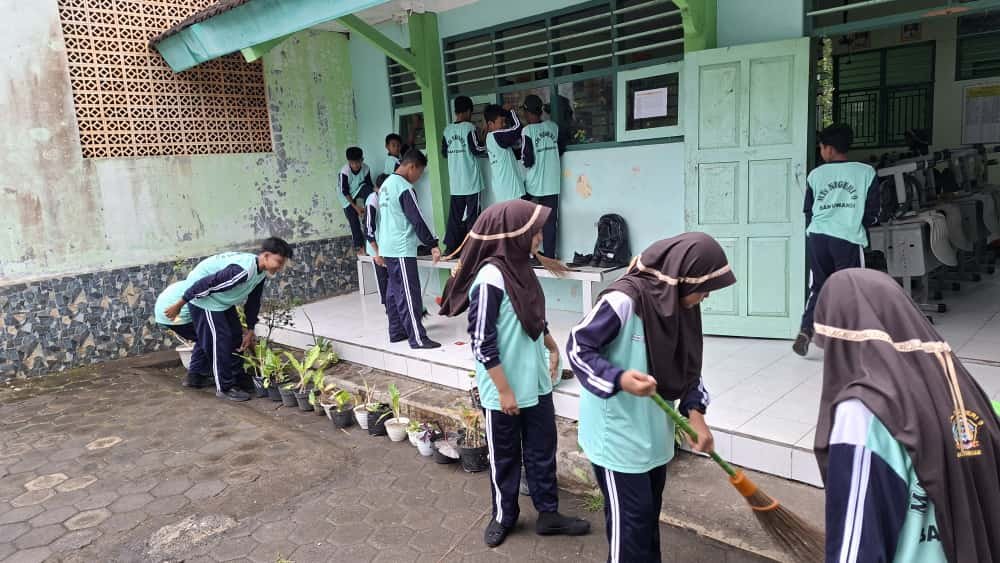 Wujudkan Sekolah Bersih, MTsN 9 Banyuwangi Tanamkan Kesadaran Lingkungan Melalui World Clean Up Day 2025