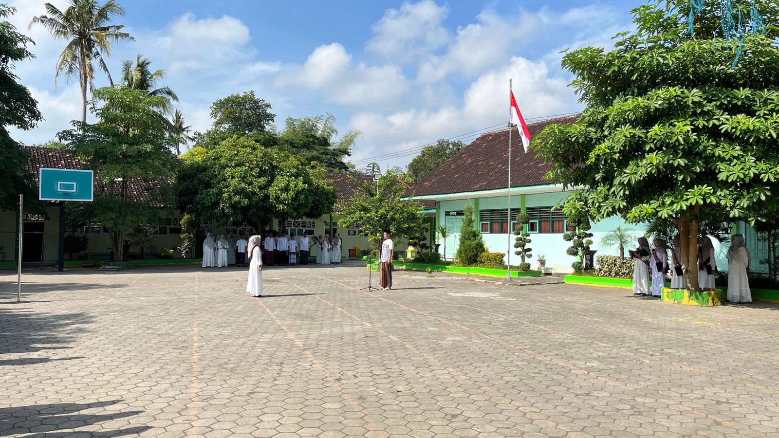 MTsN 9 Banyuwangi Teguhkan Jiwa Santri Lewat Apel Hari Santri Nasional