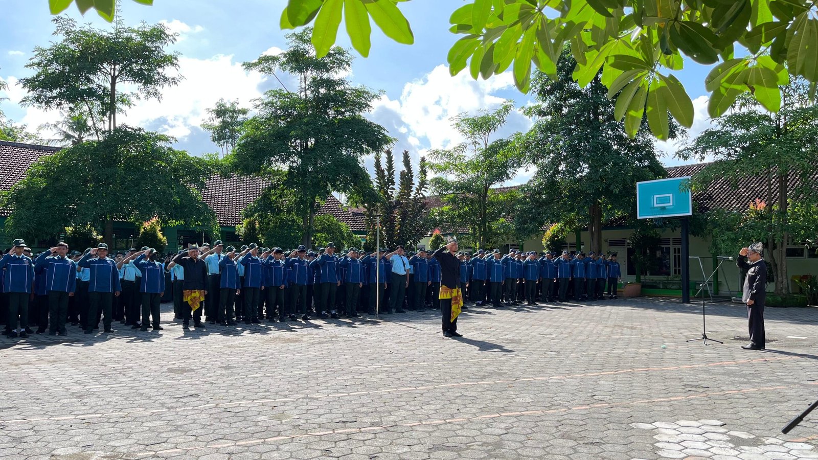 Peringati Hari Guru, MTsN 9 Banyuwangi Laksanakan Upacara Disertai Momen Ungkapan Terima Kasih dari Siswa
