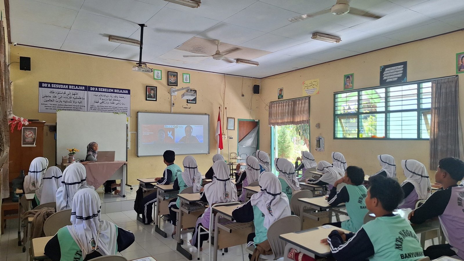 Peringati Hari AIDS Sedunia : MTsN 9 Banyuwangi Mengikuti Webinar Nasional Pencegahan Penularan Baru HIV & AIDS