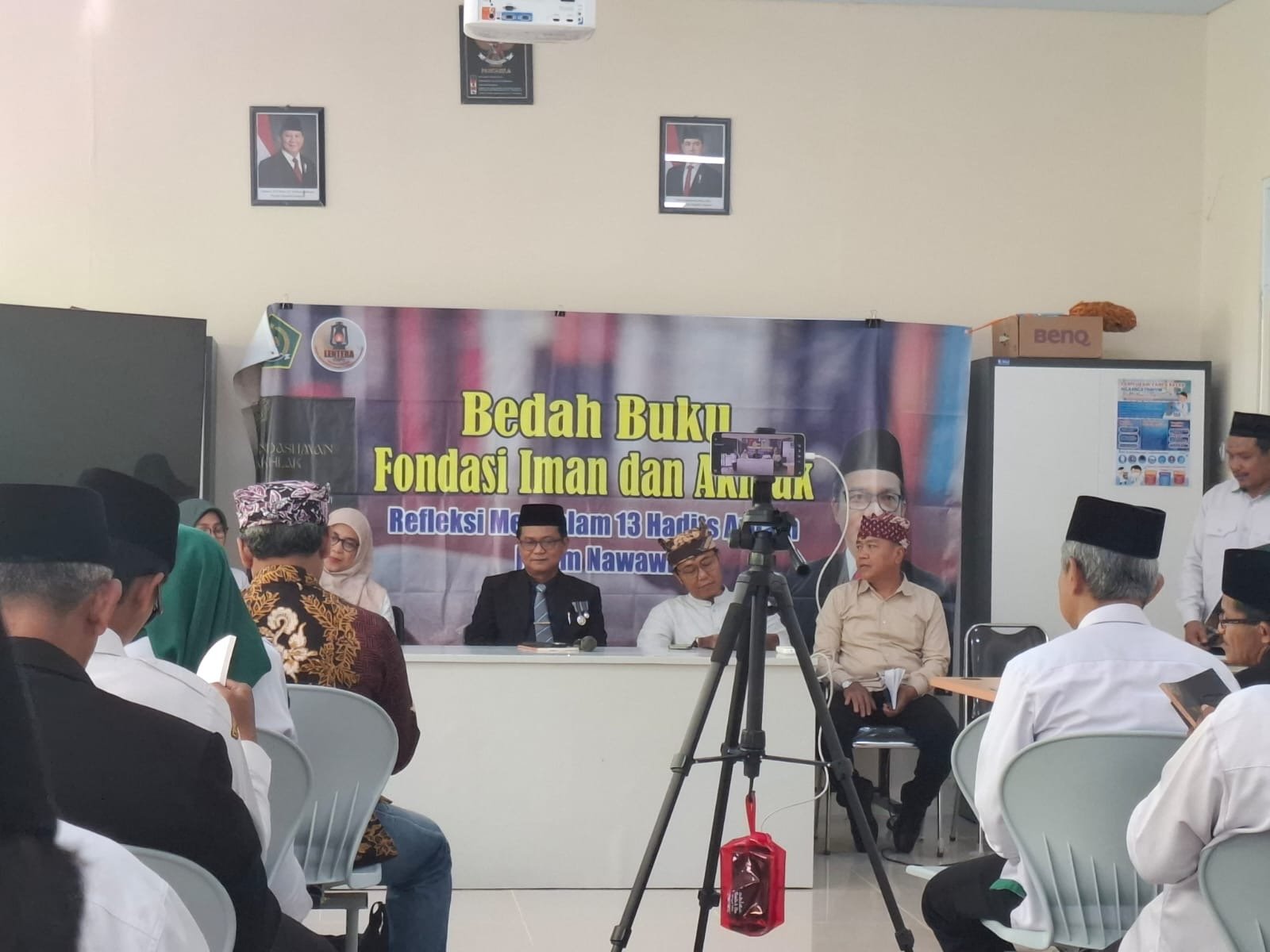 Literasi dan Inspirasi: Kepala MTsN 9 Banyuwangi Turut Serta dalam Acara Bedah Buku Karya Kepala Kemenag Banyuwangi