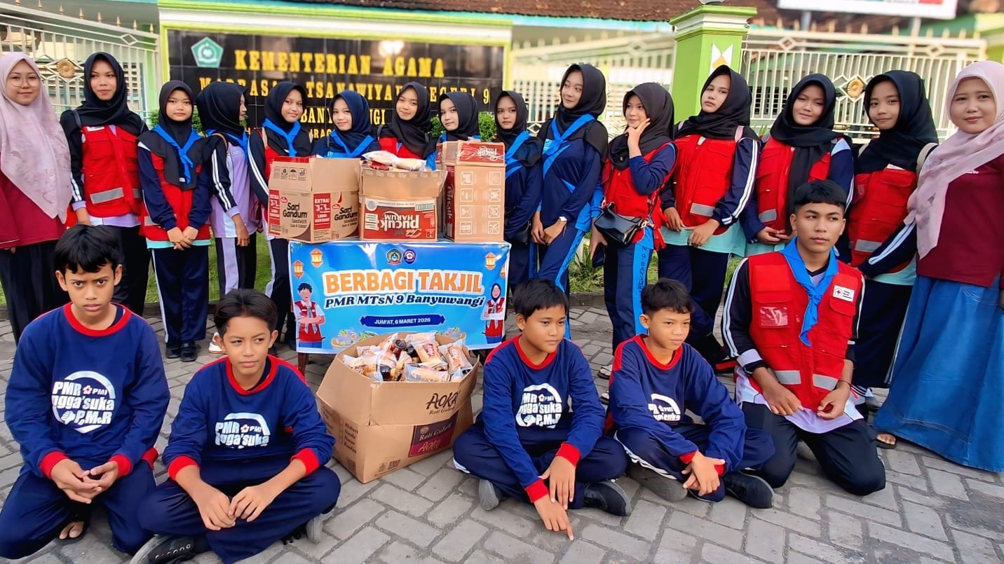 PMR Madya MTsN 9 Banyuwangi Gelar Kegiatan Berbagi Takjil
