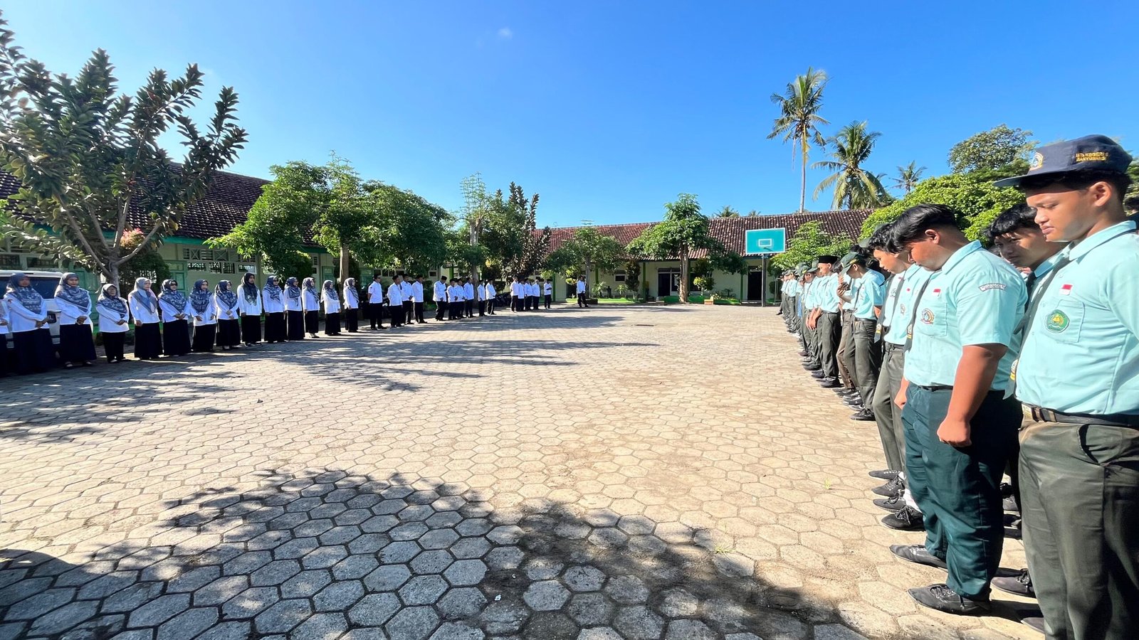 Awali Kegiatan Pasca Libur Idul Fitri, MTsN 9 Banyuwangi Selenggarakan Apel Pagi dan Halal Bihalal