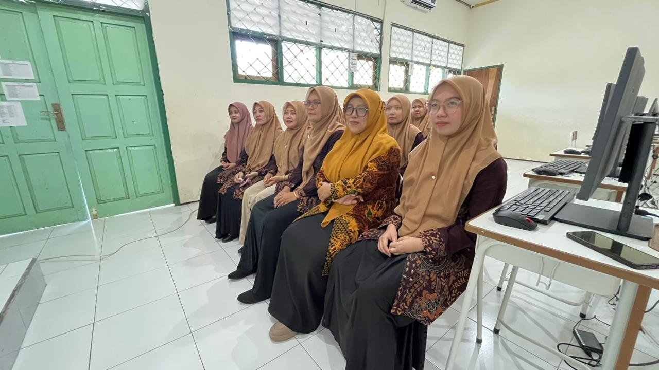 DWP UP MTsN 9 Banyuwangi Ikuti Kegiatan Sosialisasi Program Bunda Inklusi, Halal Bihalal, dan Peringatan Hari Kartini Secara Daring