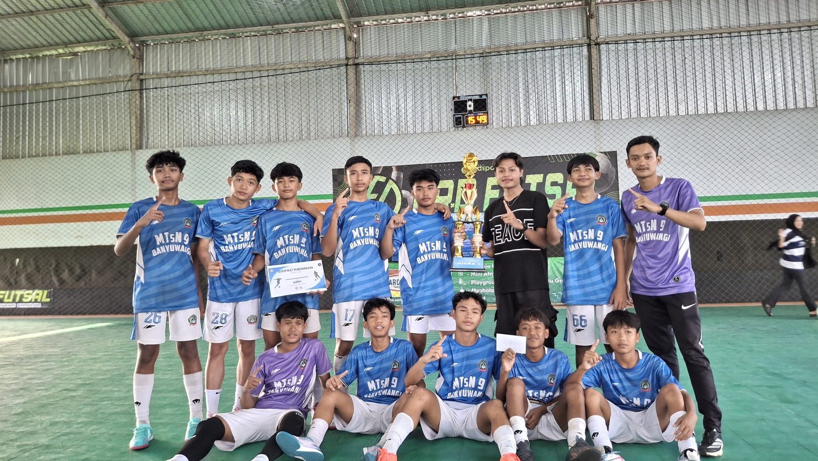 Tim Futsal MTsN 9 Banyuwangi Raih Juara 1 Liga FFC (Family Futsal Club)