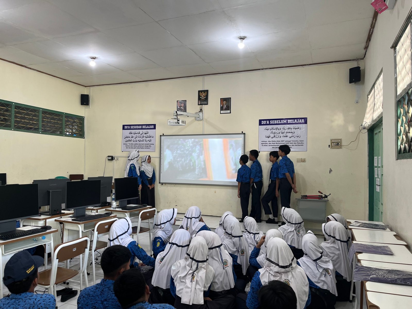 Excellent Class MTsN 9 Banyuwangi Tampilkan Kreativitas melalui Presentasi Hasil Outing Class