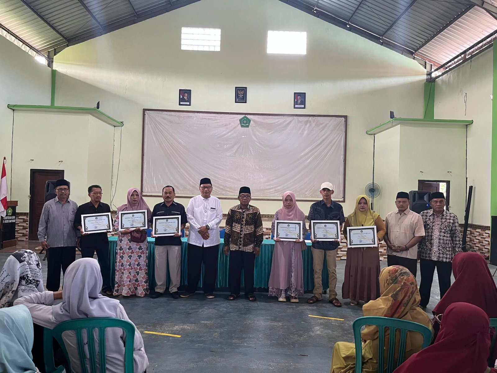 MTsN 9 Banyuwangi Apresiasi Siswa Berprestasi dalam Momentum Pembagian Rapor Semester Genap