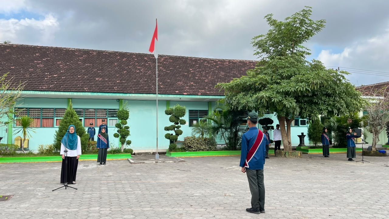 Upacara Bendera Jadi Momentum Penguatan Karakter Peserta Didik MTsN 9 Banyuwangi