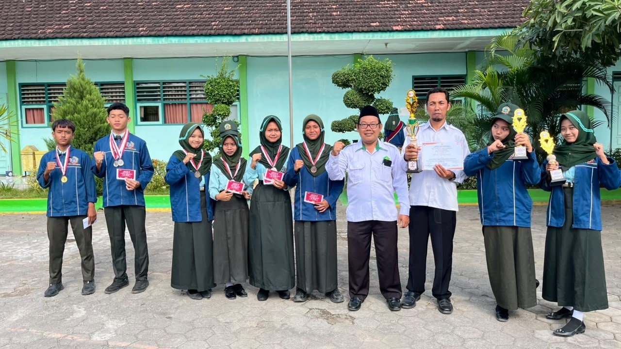 Semarak HUT ke-81 RI, MTsN 9 Banyuwangi Apresiasi Peserta Didik Berprestasi